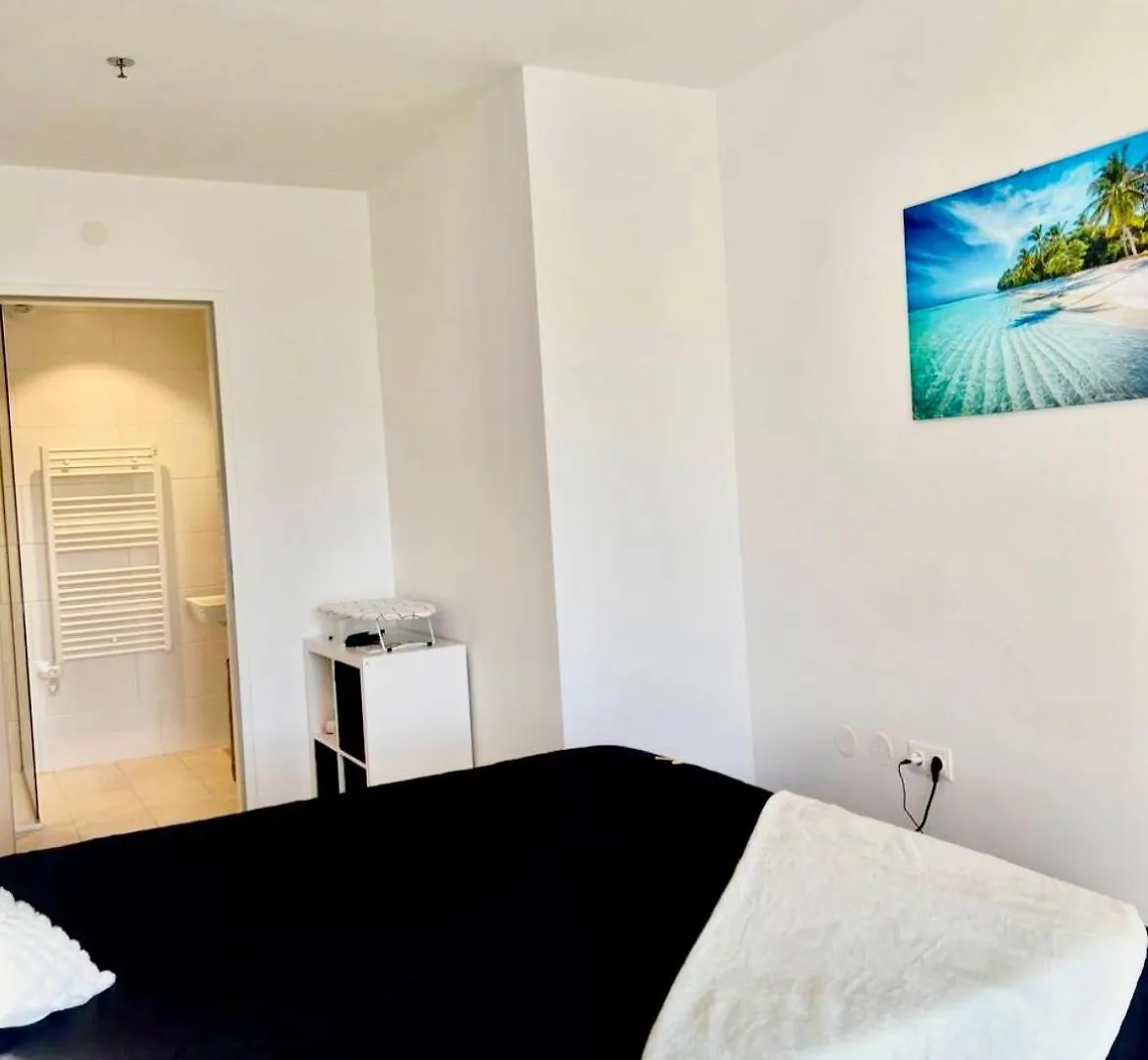 White Luxury Apartment فيينا