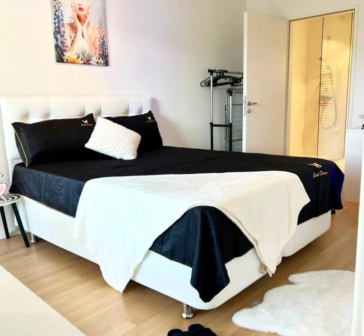 White Luxury Apartment فيينا 0*,
