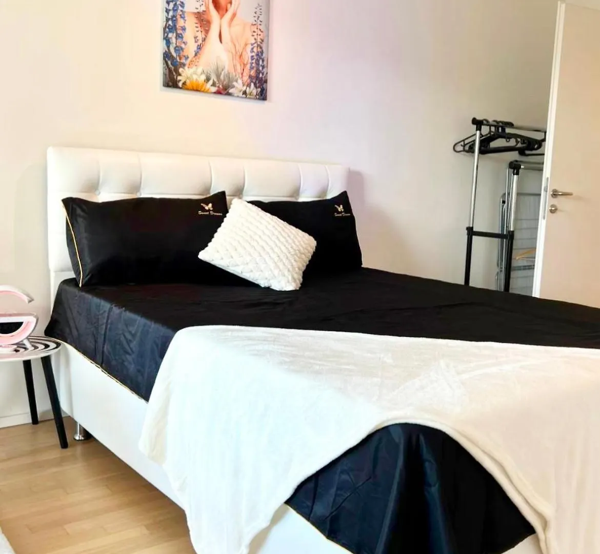 White Luxury Apartment فيينا