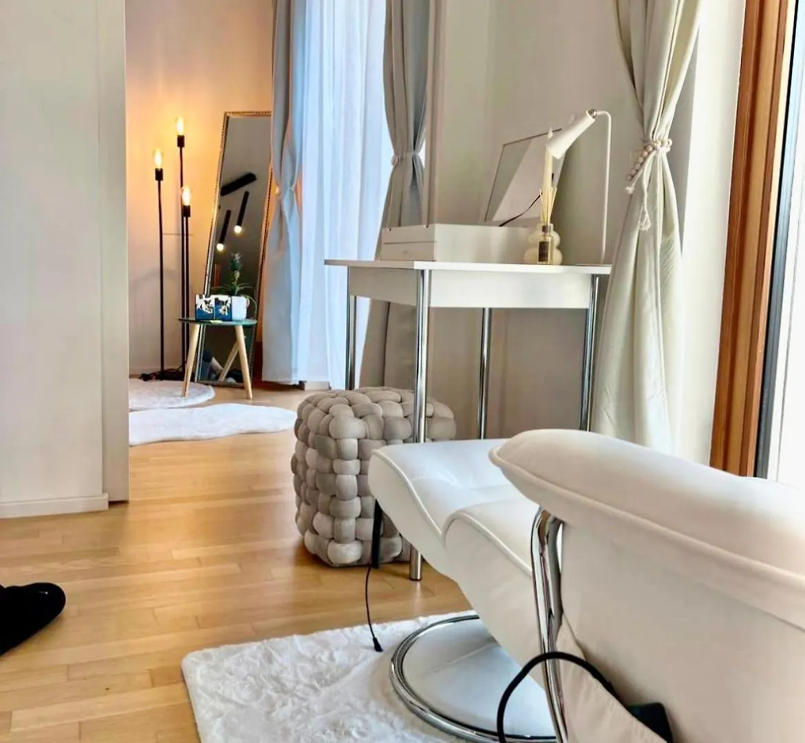White Luxury Apartment فيينا 0*,