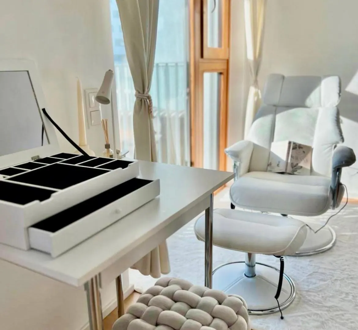 White Luxury Apartment فيينا