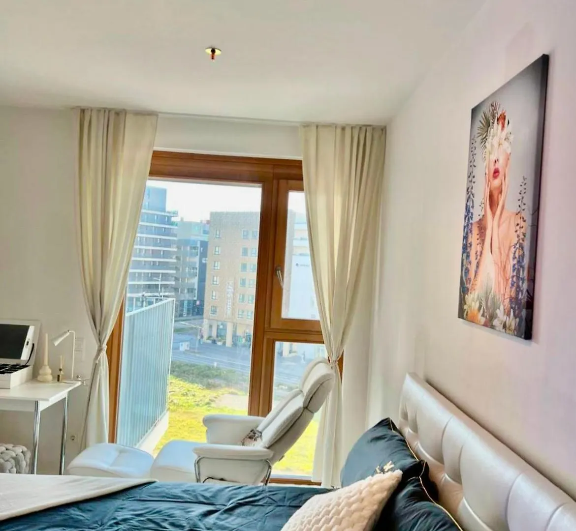 White Luxury Apartment فيينا