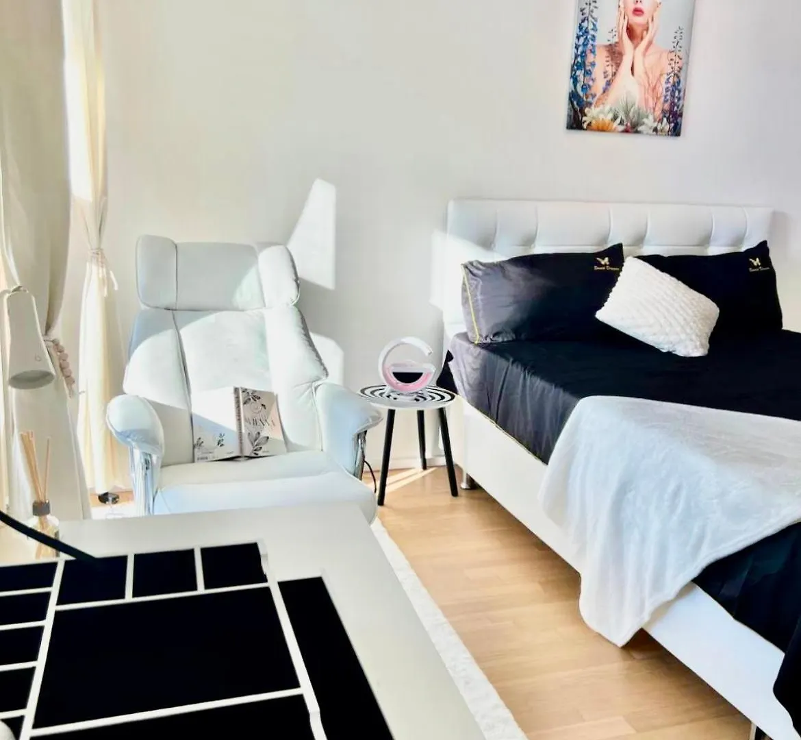 White Luxury Apartment فيينا