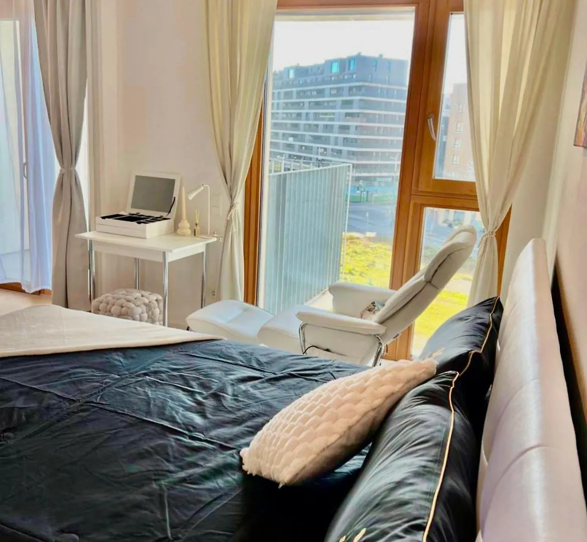 White Luxury Apartment فيينا