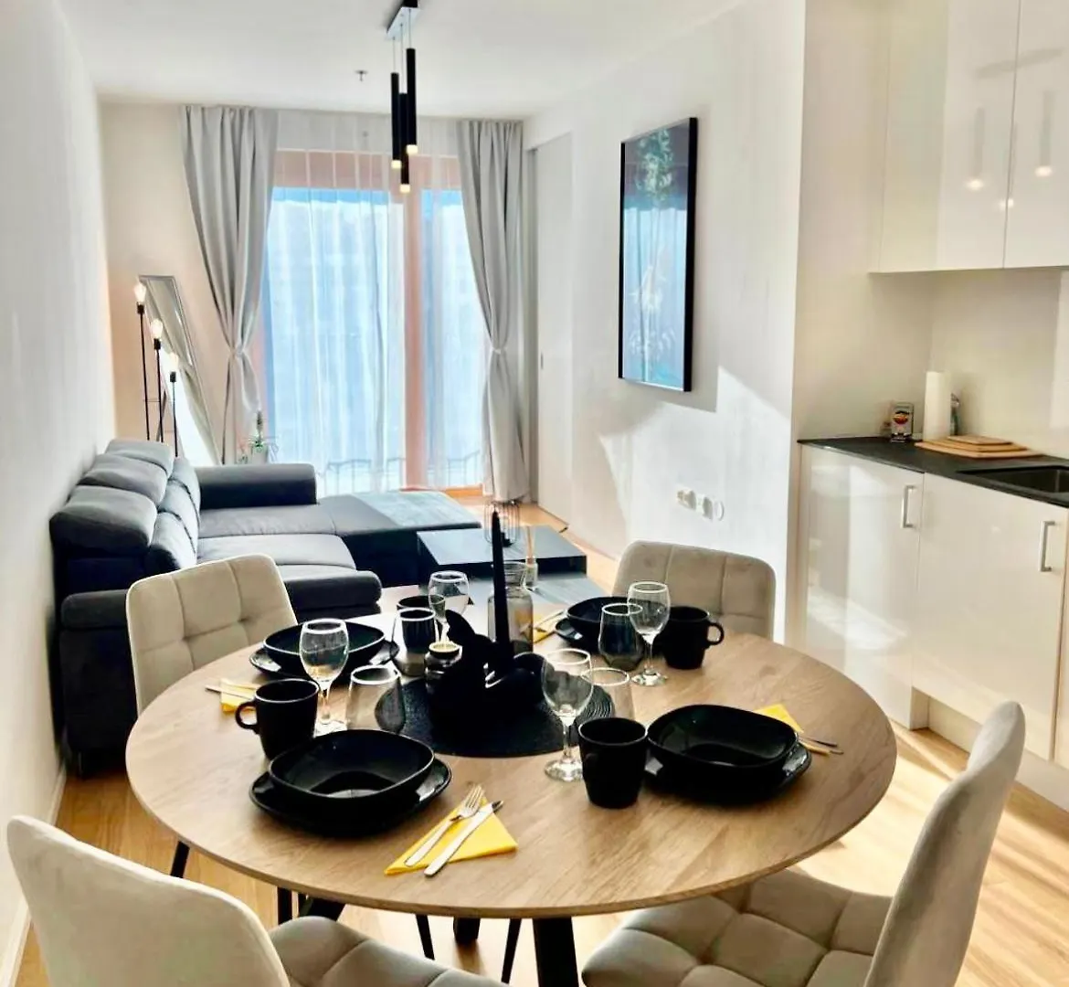 White Luxury Apartment فيينا
