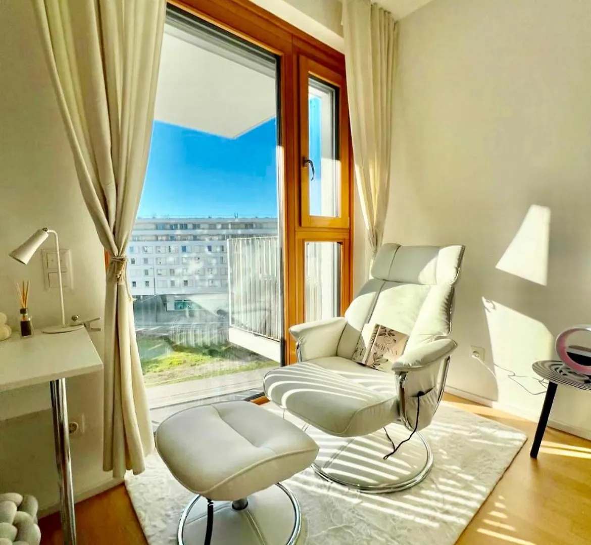 White Luxury Apartment فيينا