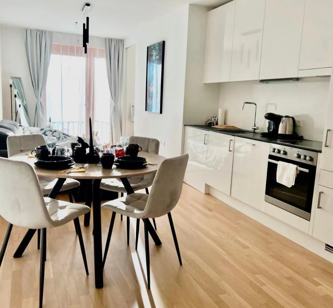 White Luxury Apartment فيينا
