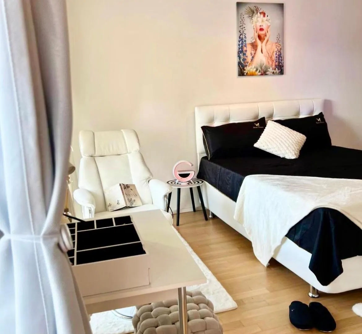 White Luxury Apartment فيينا