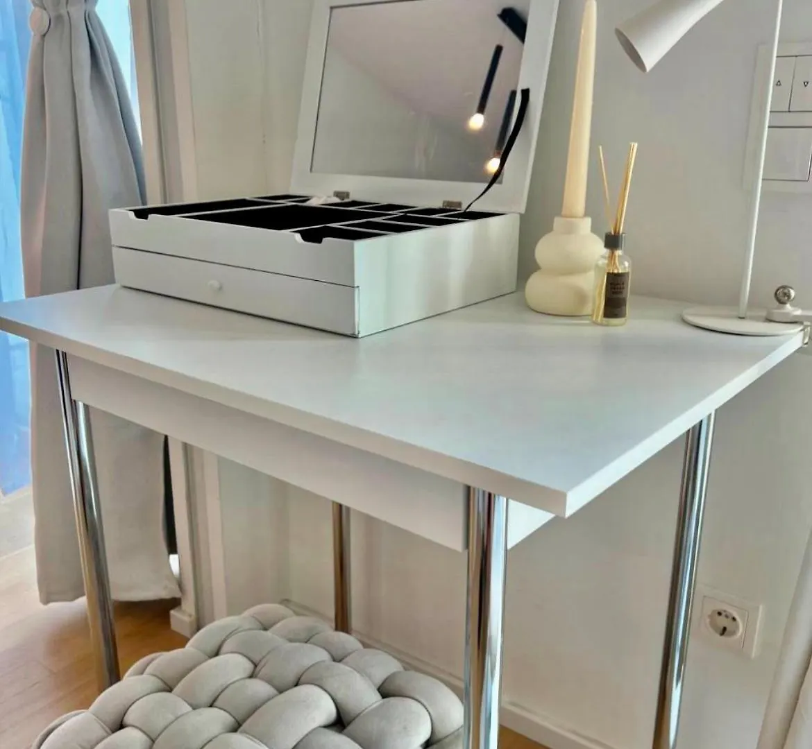 White Luxury Apartment فيينا