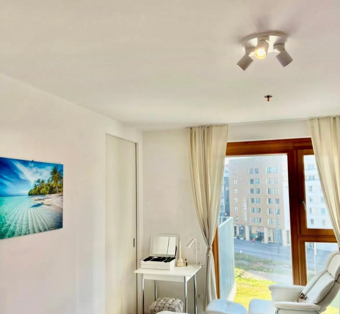 White Luxury Apartment فيينا