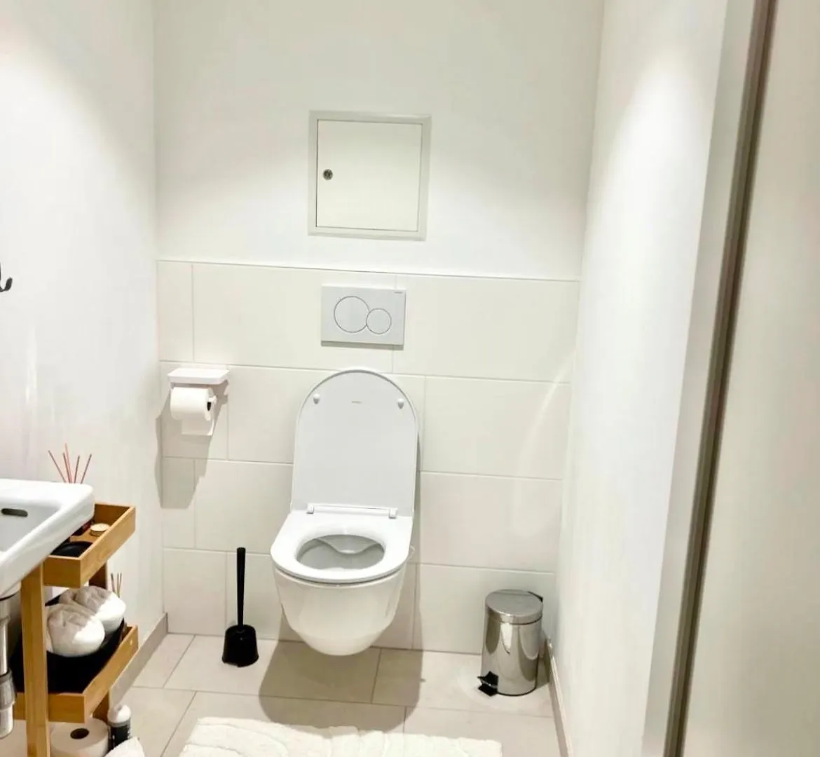 White Luxury Apartment فيينا